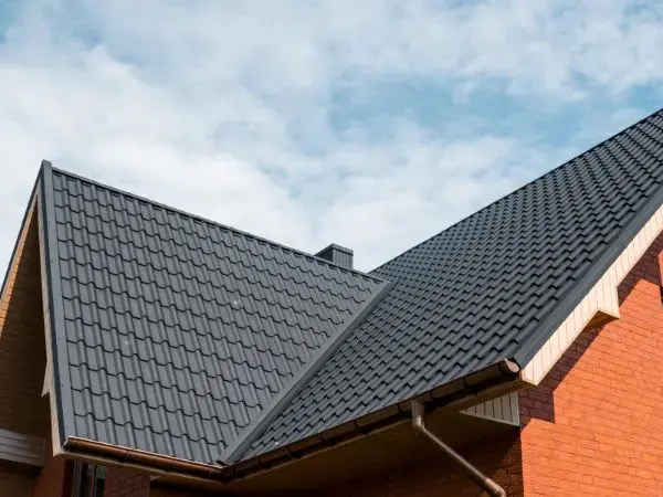 Blacha na dach: Poradnik wyboru i montażu dla właścicieli domów