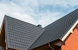 Blacha na dach: Poradnik wyboru i montażu dla właścicieli domów
